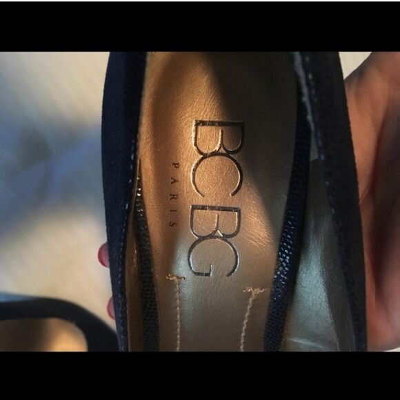 BCBG PUMPS - Picture 6 of 7